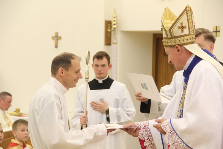 Tarnów. Błogosławieństwo nadzwyczajnych szafarzy Komunii św.