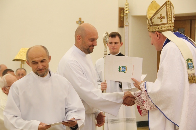 Tarnów. Błogosławieństwo nadzwyczajnych szafarzy Komunii św.