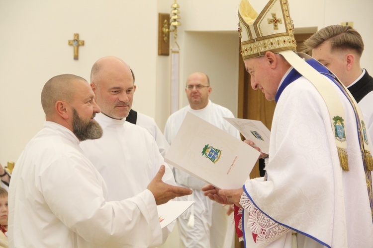 Tarnów. Błogosławieństwo nadzwyczajnych szafarzy Komunii św.