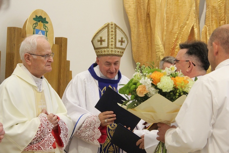 Tarnów. Błogosławieństwo nadzwyczajnych szafarzy Komunii św.