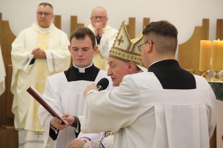 Tarnów. Błogosławieństwo nadzwyczajnych szafarzy Komunii św.