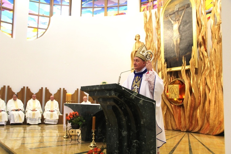 Tarnów. Błogosławieństwo nadzwyczajnych szafarzy Komunii św.