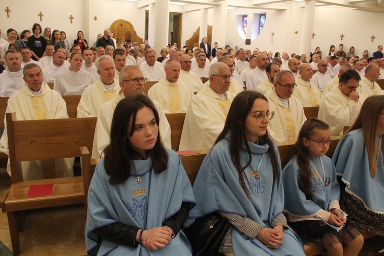 Tarnów. Błogosławieństwo nadzwyczajnych szafarzy Komunii św.