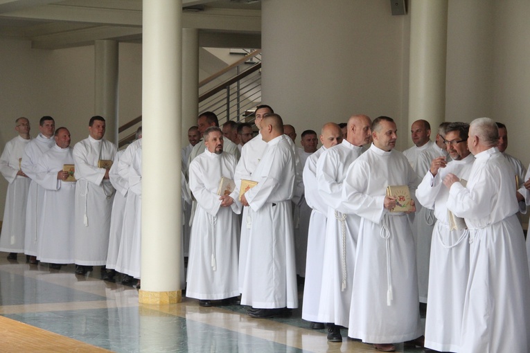 Tarnów. Błogosławieństwo nadzwyczajnych szafarzy Komunii św.