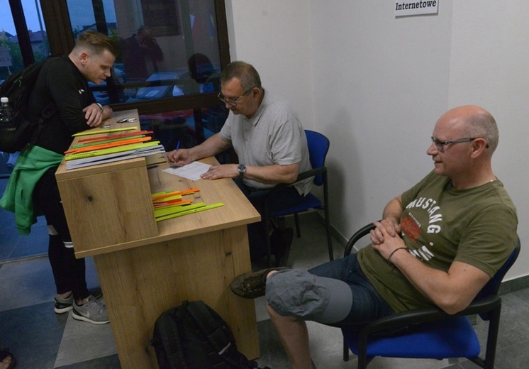 Mężczyźni poszli nocą z Radomia do Błotnicy