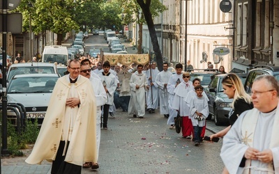 Wrzeszczańskimi ulicami, manifestując swoją wiarę, przeszło kilkuset wiernych.