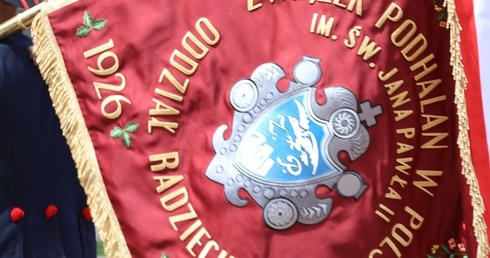 Poświęcenie sztandaru oddziału Związku Podhalan w Radziechowach