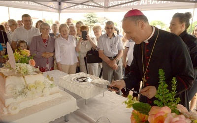 Rocznicowy tort, którym częstowali się uczestnicy uroczystości, pokroił bp Marek Solarczyk.