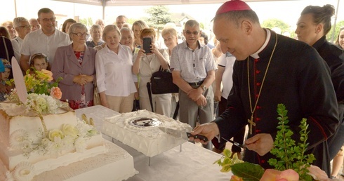 Rocznicowy tort, którym częstowali się uczestnicy uroczystości, pokroił bp Marek Solarczyk.