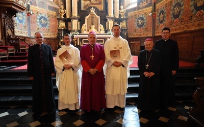 Nowi księża wraz z księżmi biskupami i przełożonymi seminaryjnymi.