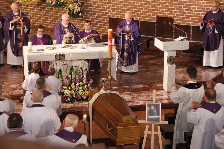 Tarnów. Ostatnie pożegnanie ks. Michała Drożdża