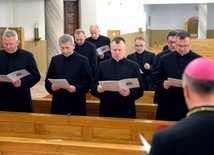 Nowo mianowani proboszczowie i administratorzy parafii złożyli w obecności pasterza diecezji wyznanie wiary w seminaryjnej kaplicy.