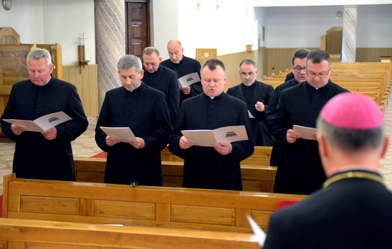 Nowo mianowani proboszczowie i administratorzy parafii złożyli w obecności pasterza diecezji wyznanie wiary w seminaryjnej kaplicy.