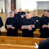 Nowo mianowani proboszczowie i administratorzy parafii złożyli w obecności pasterza diecezji wyznanie wiary w seminaryjnej kaplicy.