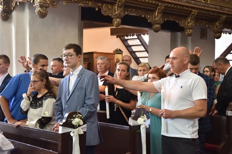 Bp Piotr Przyborek udzielił sakramentów wychowankom PSONI