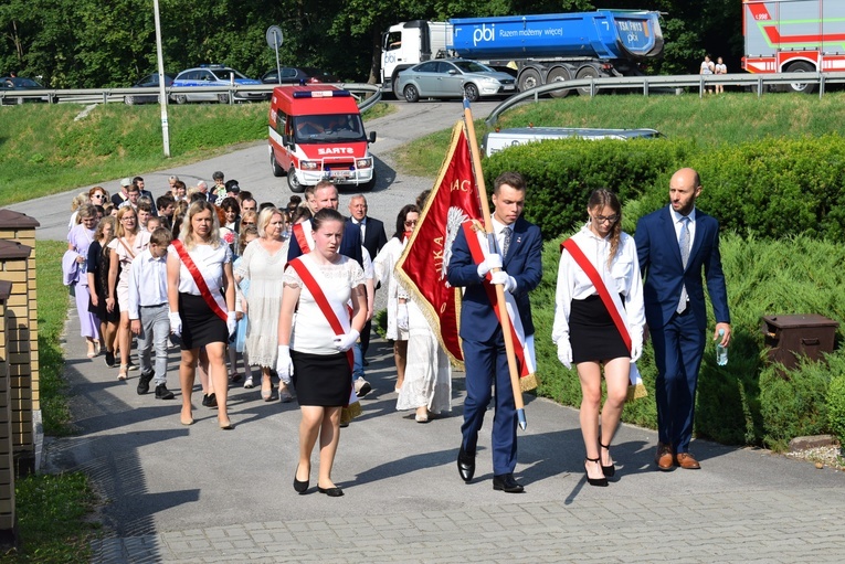 Przemarsz uczestników liturgii do kościoła.