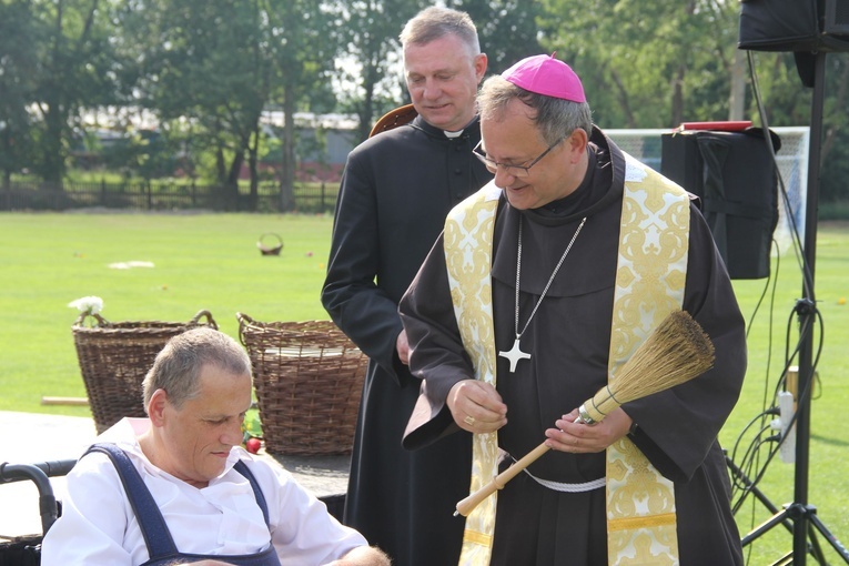 Poświęcenie kamienia węgielnego pod nową siedzibę Środowiskowego Domu Samopomocy w Skawinie