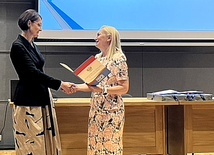 Laureatka (z lewej) odbiera gratulacje od Aurelii Michałowskiej, mazowieckiej kurator oświaty.