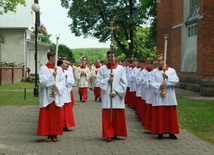Dzięki służbie przy ołtarzu młodzi odkrywają także powołanie kapłańskie.