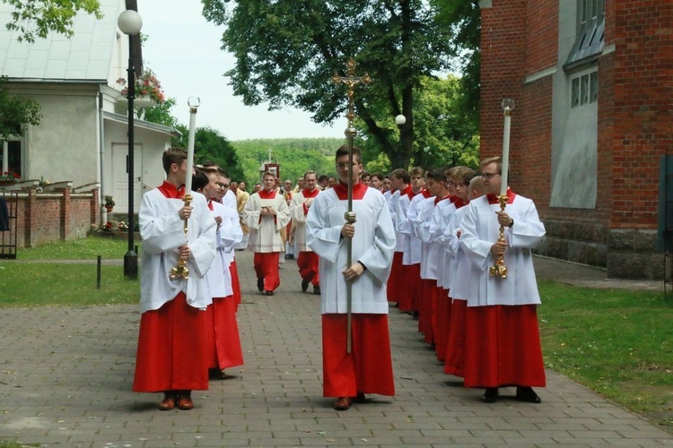 Dzięki służbie przy ołtarzu młodzi odkrywają także powołanie kapłańskie.