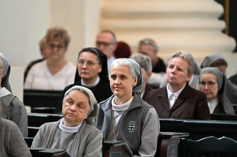 Pielgrzymka sióstr zakonnych do Skrzatusza