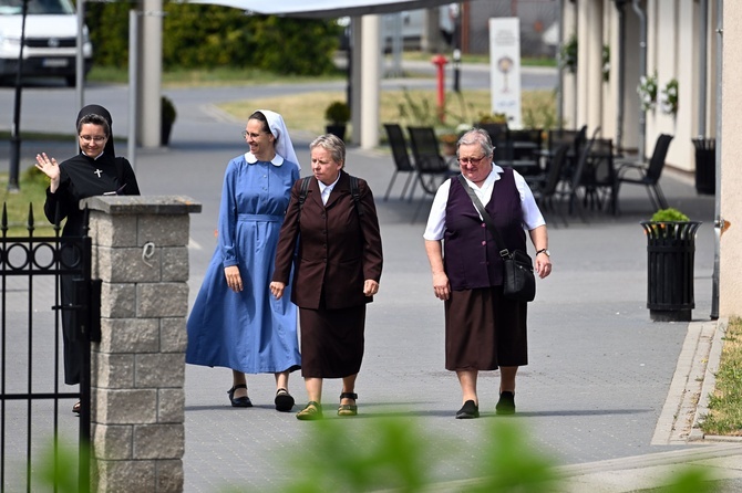 Pielgrzymka sióstr zakonnych do Skrzatusza