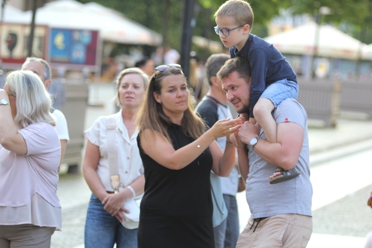 Koncert uwielbieniowy przy legnickiej katedrze