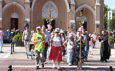 Pątnicy wyruszyli po Mszy św. sprawowanej w katedrze.