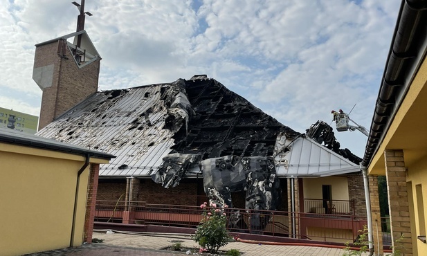 Bp Kaszak przed spaloną świątynią w Sosnowcu: czemu ten kościół spłonął?