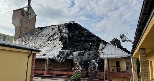 Bp Kaszak przed spaloną świątynią w Sosnowcu: czemu ten kościół spłonął?