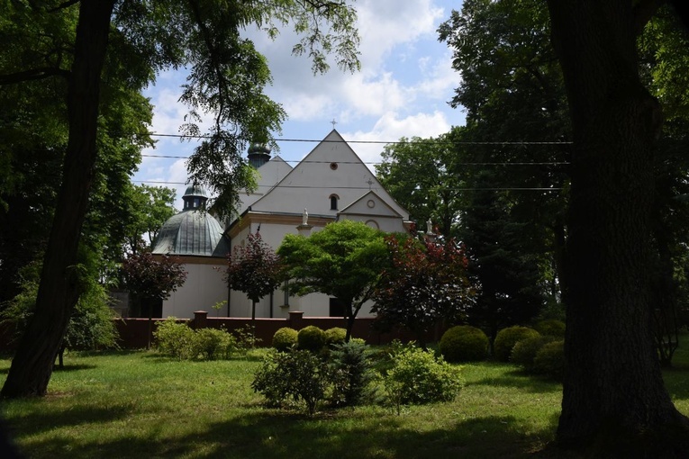 Poświęcenie odnowionego kościoła w Oleśnie