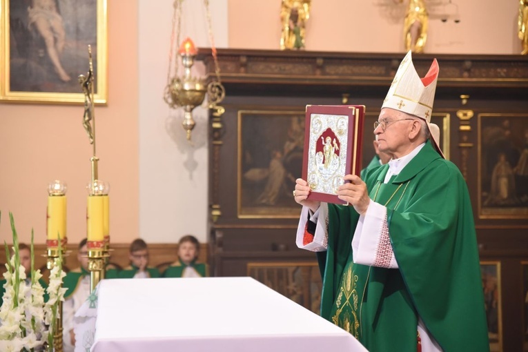 Poświęcenie odnowionego kościoła w Oleśnie