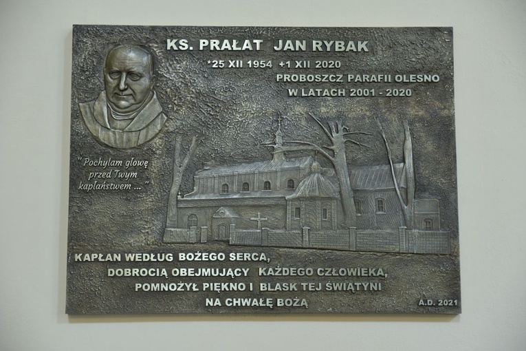 Poświęcenie odnowionego kościoła w Oleśnie