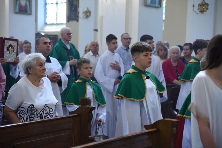 Poświęcenie odnowionego kościoła w Oleśnie