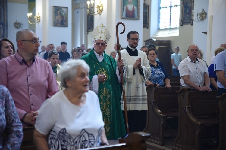 Poświęcenie odnowionego kościoła w Oleśnie
