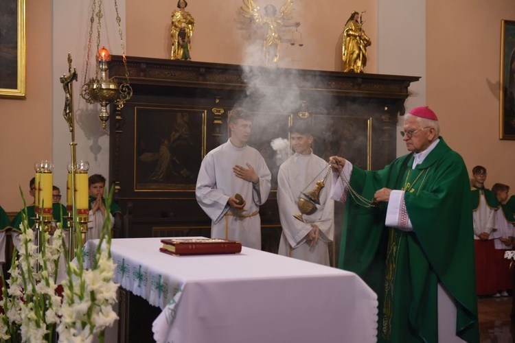 Poświęcenie odnowionego kościoła w Oleśnie