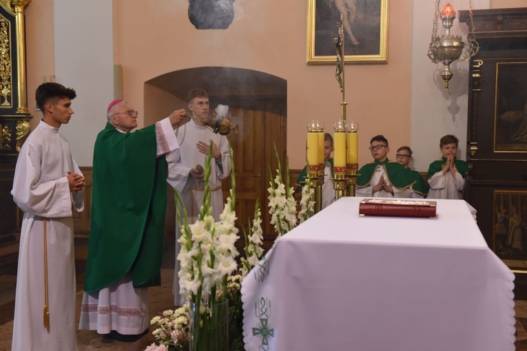 Poświęcenie odnowionego kościoła w Oleśnie