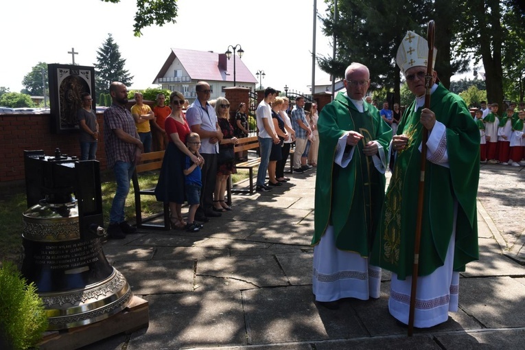 Poświęcenie odnowionego kościoła w Oleśnie