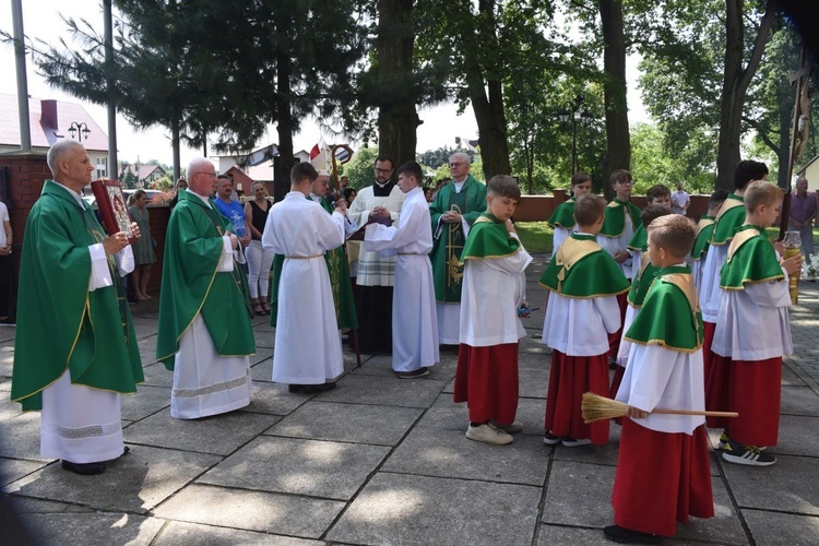 Poświęcenie odnowionego kościoła w Oleśnie