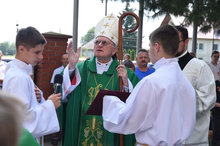 Poświęcenie odnowionego kościoła w Oleśnie