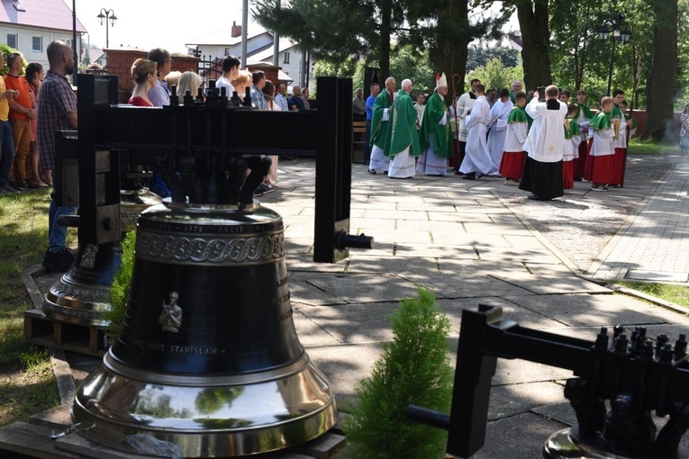 Poświęcenie odnowionego kościoła w Oleśnie