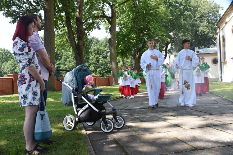 Poświęcenie odnowionego kościoła w Oleśnie