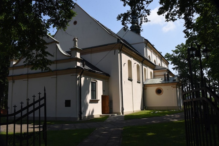 Poświęcenie odnowionego kościoła w Oleśnie