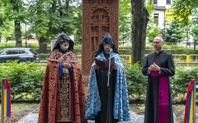 Odsłonięcie chaczkaru w centrum miasta