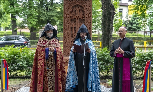 Odsłonięcie chaczkaru w centrum miasta