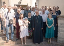 Wspólne zdjęcie z bp. Markiem Solarczykiem, który wziął udział w spotkaniu organistów.