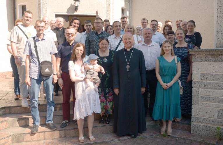 Wspólne zdjęcie z bp. Markiem Solarczykiem, który wziął udział w spotkaniu organistów.