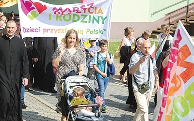 	Podczas wędrowania i pikniku nie zabrakło rodziców z maluchami.