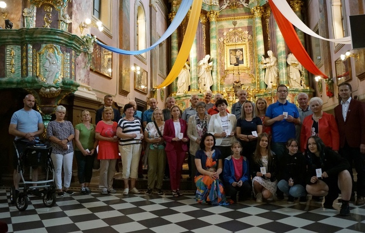 Przed łaskami słynącym wizerunkiem Matki Bożej, ukoronowanym w 1968 roku przez kard. Stefana Wyszyńskiego, kard. Karola Wojtyłę i bp. Piotra Gołębiowskiego.