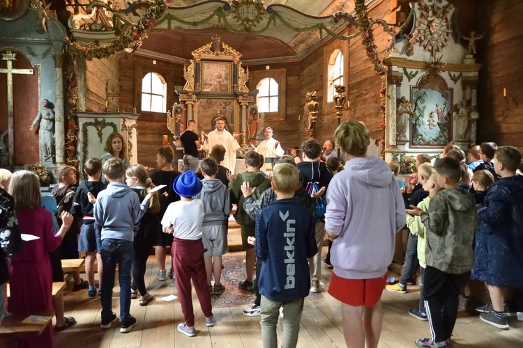 Wizyta bp. Piotra Przyborka na koloniach Caritas AG